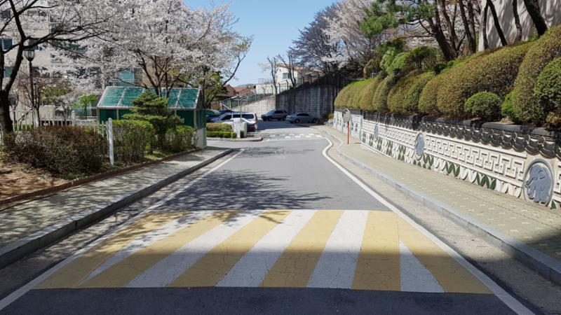 단지를 따라 걸으며 자연을 느낄 수 있는 쾌적한 단지 내 보행로고요