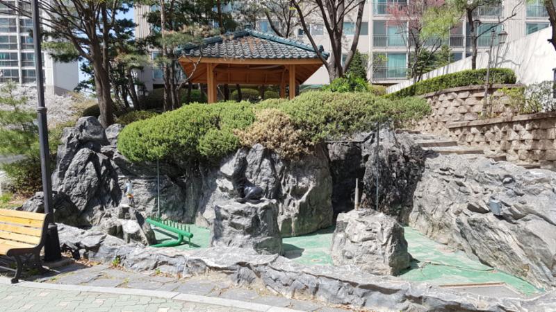 단지 내에 자연과 어울리는 조경이 쉼터와 멋스럽게 꾸며져 있어 여유롭게 산책하기 좋아 쾌적한 주거환경을 만들어주네요
