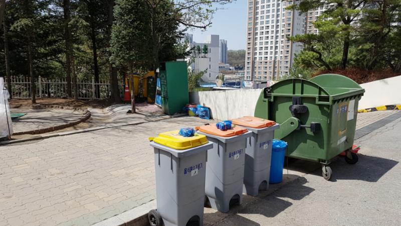 단지 내 분리수거함이에요