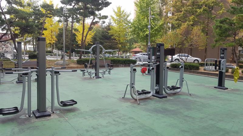 단지 밖으로 나가지 않고도 단지 내에서 편하게 즐길 수 있는 운동시설이에요