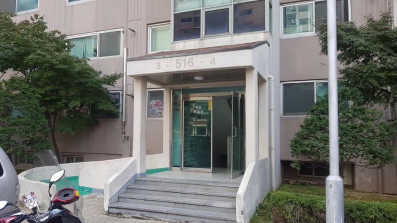 별도의 경비 시스템이 갖춰져 있지 않은 공용현관이에요