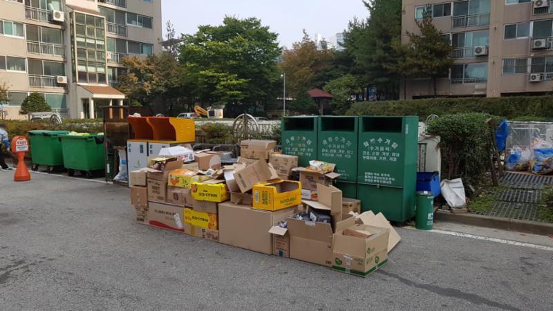 단지 내 한편에 마련된 분리수거장이에요