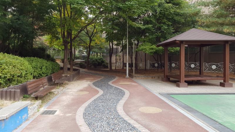 단지 내 마련된 산책로예요