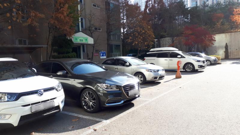 단지와 단지 사이에 넓은 지상 주차공간을 마련하여 집과 주차장의 이동이 편리합니다