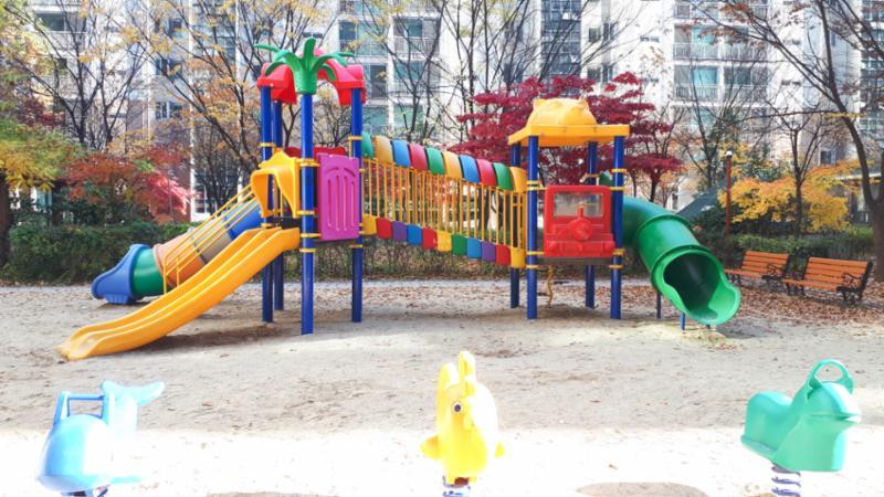 신미주 아파트 단지 내 놀이터 모습입니다