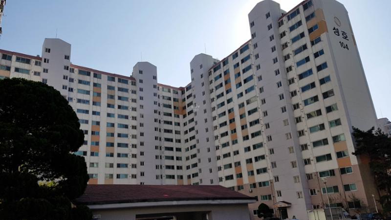 고급스러운 디자인과 차별화된 분위기로 단지의 품격을 한층 더 높이는 병점성호 아파트 단지 전경 모습이에요