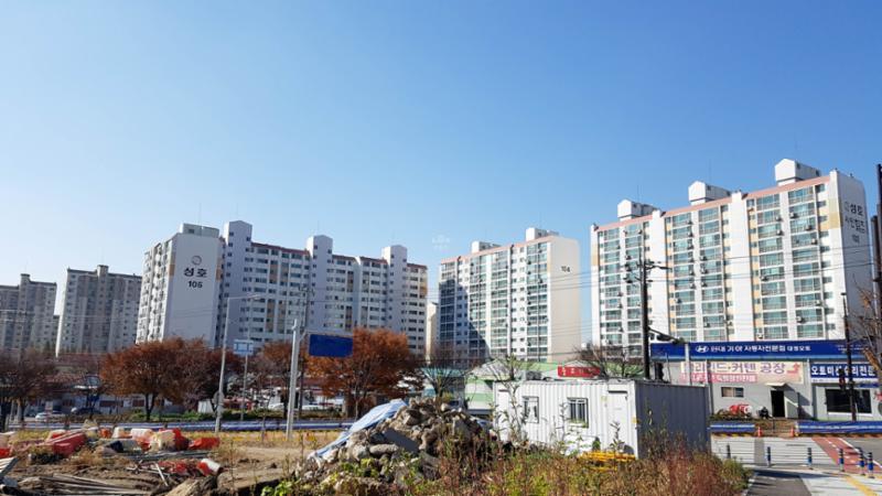 병점성호아파트 정문에서 남측을 바라본 단지 전경이에요