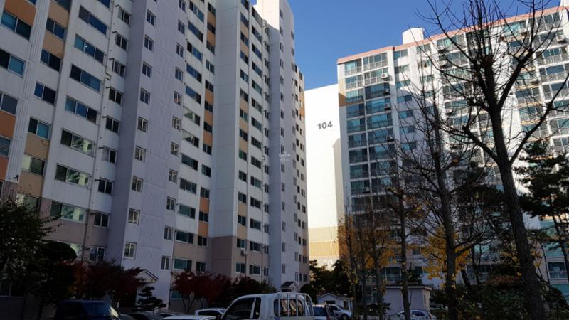 병점성호 아파트 104동 단지전경 모습입니다