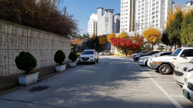 단지 내부를 가로지르는 도로입니다