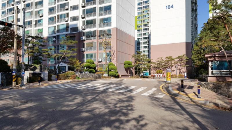 남수원두산 아파트 단지정문 모습입니다
