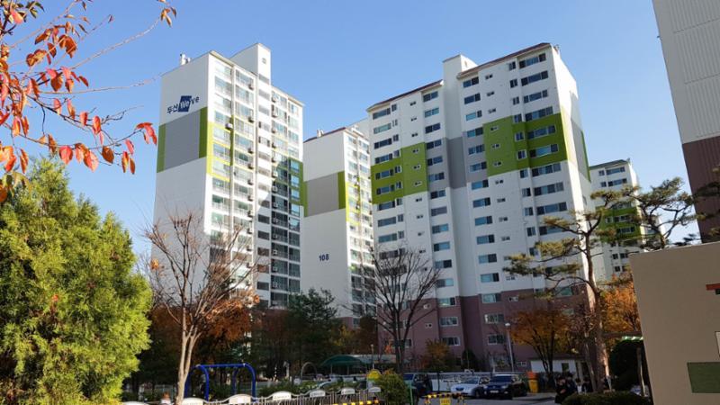 남수원두산 아파트의 특유의 색채와 디자인이 묻어 있는 단지 외형이에요
