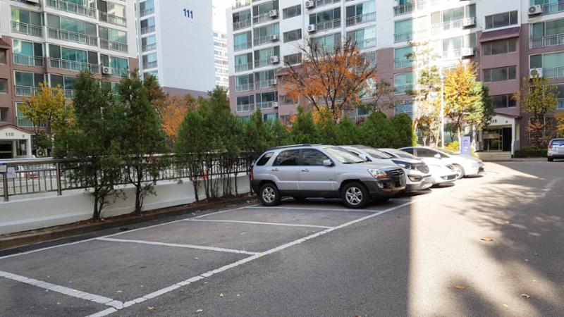 108동 남수원두산 아파트 지상 주차장입니다