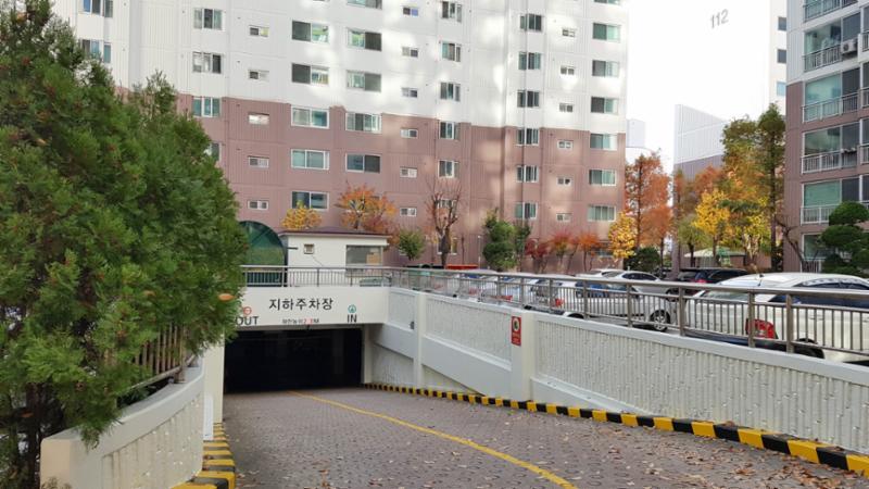 단지 내 지하주차장 출입구이구요