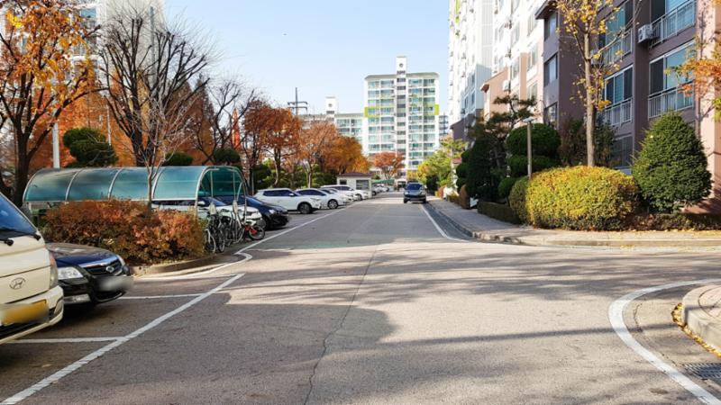 남수원두산 아파트의 단지 내 도로 입니다