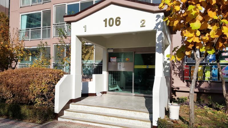 106동 남수원두산 아파트 1층 공용현관 이에요