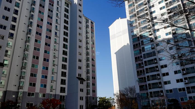 다른 각도에서 바라본 송골마을우남퍼스트빌2차 전경이에요