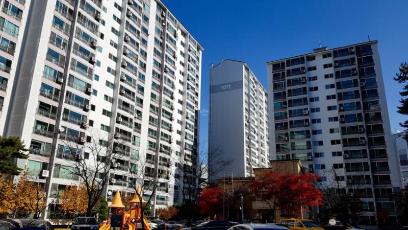 단지주변으로 풍부한 녹지공원이 인접해 있어 산책 및 휴식을 취하기 좋아요