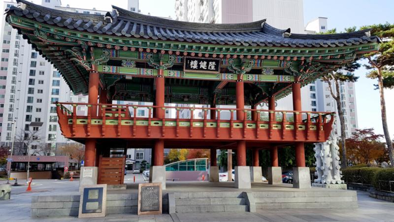 전통의 미가 물씬 풍기는 단지 내 쉼터 공간이에요