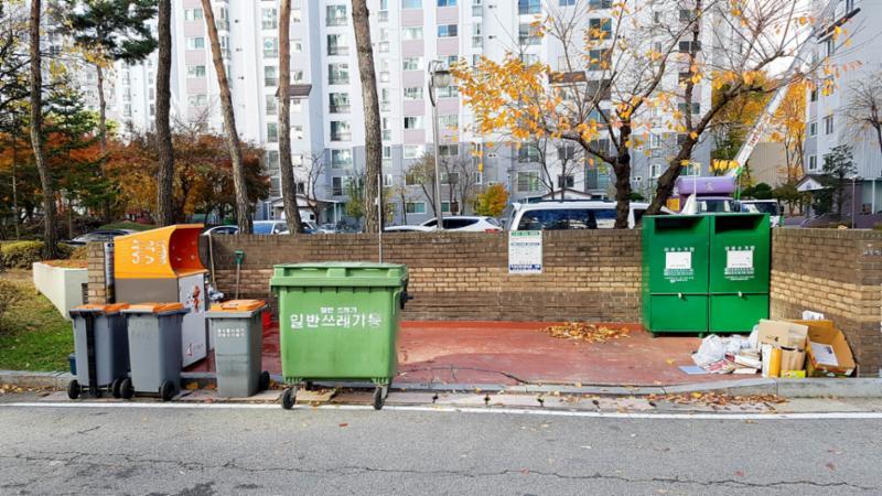 단지 내 분리수거함이에요