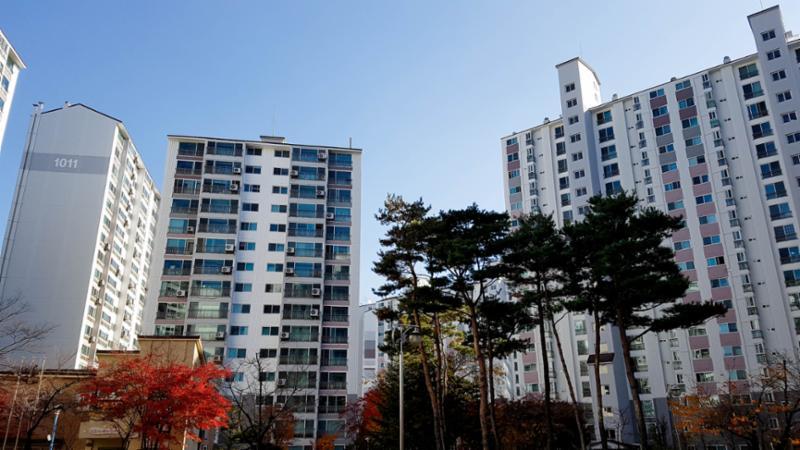 심플한 외관 디자인으로 품격 있고 고급스러움이 느껴지는 단지 모습입니다