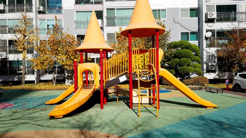 안전 바닥재 사용으로 아이들이 더 안전하게 뛰어놀 수 있고 먼지 없는 쾌적한 놀이터에요