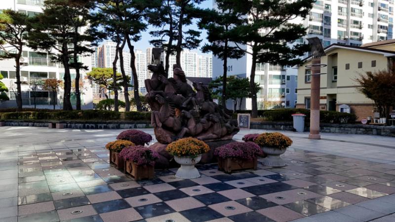 단지의 독특한 조형물이에요