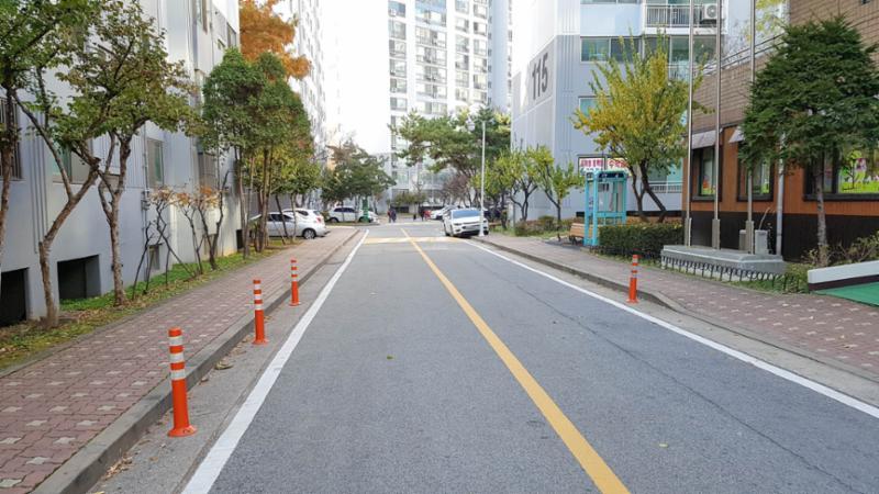 단지를 관통하여 이어져 있는 단지내도로 입니다