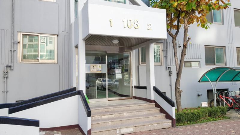 주공1단지 아파트 단지 1층 공용현관이에요