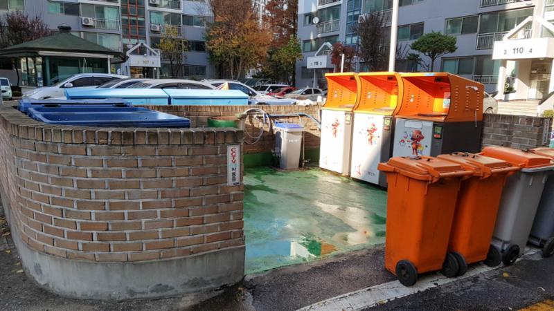 단지 내 분리수거장이에요