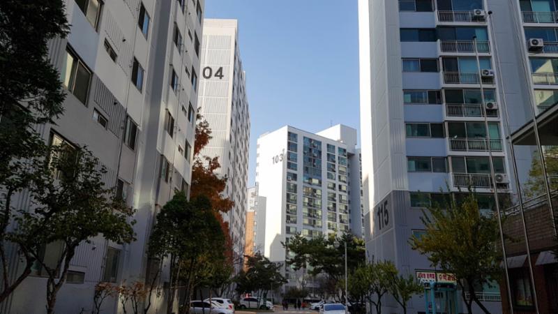 주공1단지 아파트 104동,103동 단지 전경 모습입니다