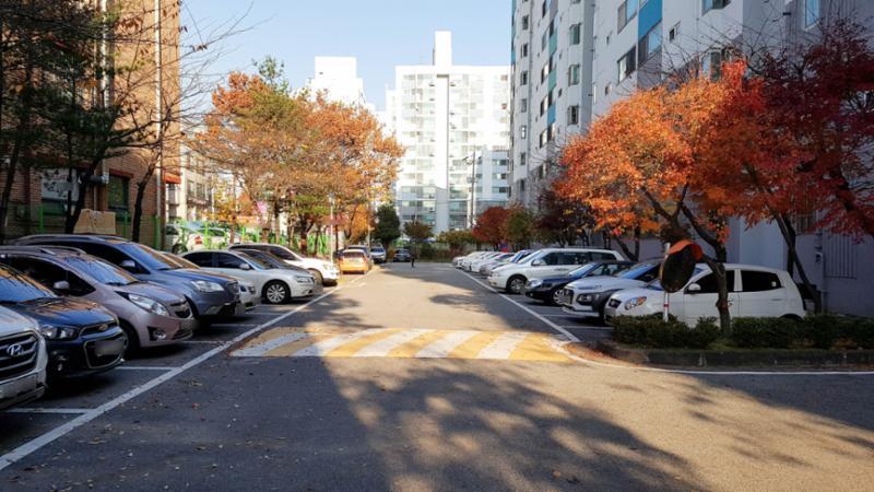 단지 내부를 가로지르는 도로입니다