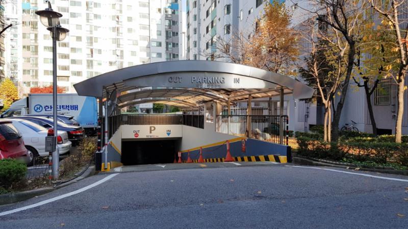 단지 내 주차장 출입구이구요