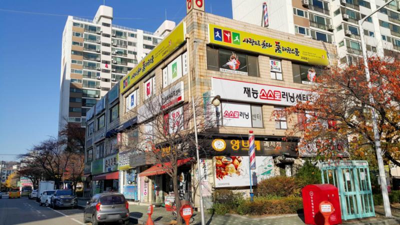 단지 내 상가가 배치되어 있고 다양한 업종의 상가들이 입점해  입주민들이 멀리 가지 않아도 편리하게 이용할 수 있도록 하였어요