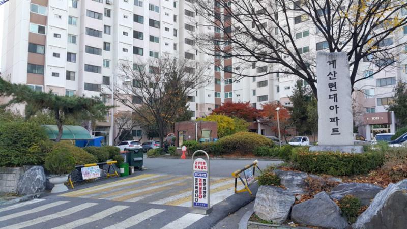 단지정문을 통해 차량과 보행자가 출입이 가능하며 주변에는 상가들이 밀집해 있어요