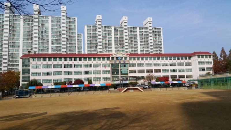 단지 주변에 위치한 계산중학교입니다