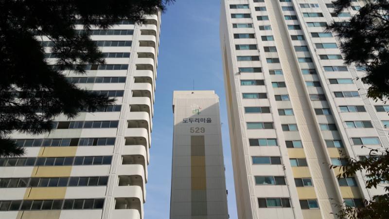 도두리마을대동 단지 전경이에요 총 1299세대 총8개동 최고22층로 이루어진 단지로 주변에는 경관녹지 및 공원이 인접해 있어 쾌적한 주거환경이 조성되어 있어요