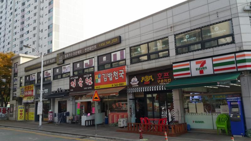 단지 내 상가가 배치되어 있고 다양한 업종의 상가들이 입점해 입주민들이 멀리 가지 않아도 편리하게 이용할 수 있도록 신경 쓴 모습 이에요