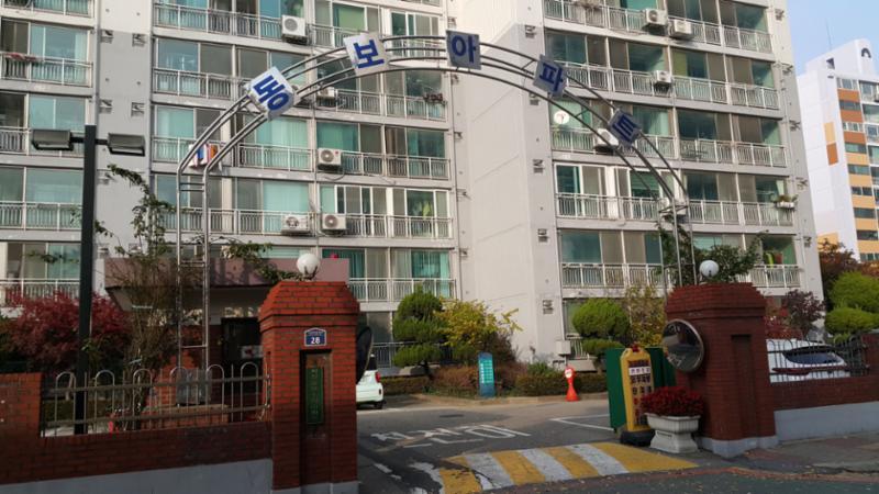 단지 후문이에요, 차량들이 편리하게 입출입할 수 있으며 통행에도 제한이 없어요