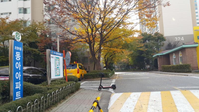 단지정문을 통해 차량과 보행자가 출입이 가능하며 주변에는 상가들이 밀집해 있어요