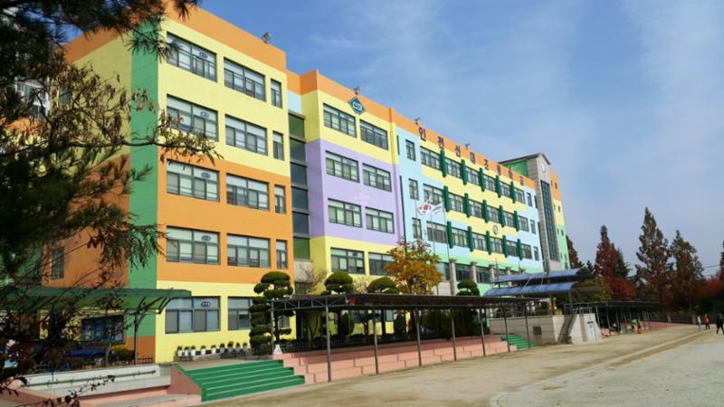 단지 주변으로 배정학교인 신대초등학교가 있습니다