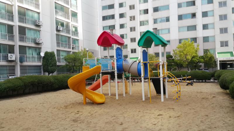 아이들이 가장 좋아하는 곳 놀이터이구요