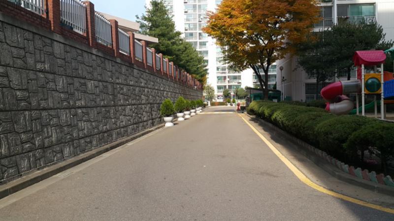 단지내 진출입도로 및 주변 간선도로가 연계성이 좋은 단지 내 도로에요
