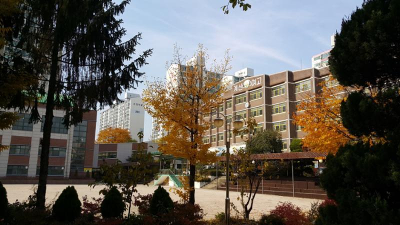 단지 인근 거리에 위치한 계산여자고등학교입니다