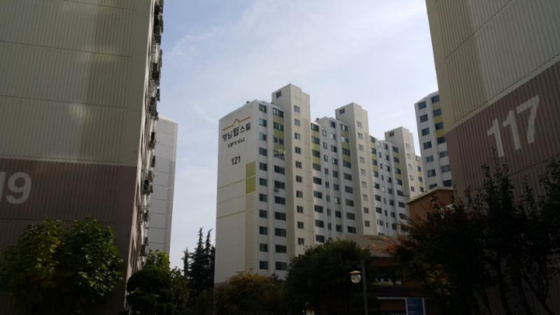 학마을영남 단지전경이에요 총 1,047세대 총12개동 최고16층로 이루어진 단지로 정문, 후문을 통해 진입이 가능하며, 지하주차장을 이용할 수 있어요