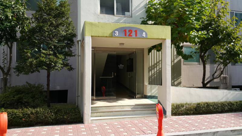 학마을영남 아파트 공동현관이에요