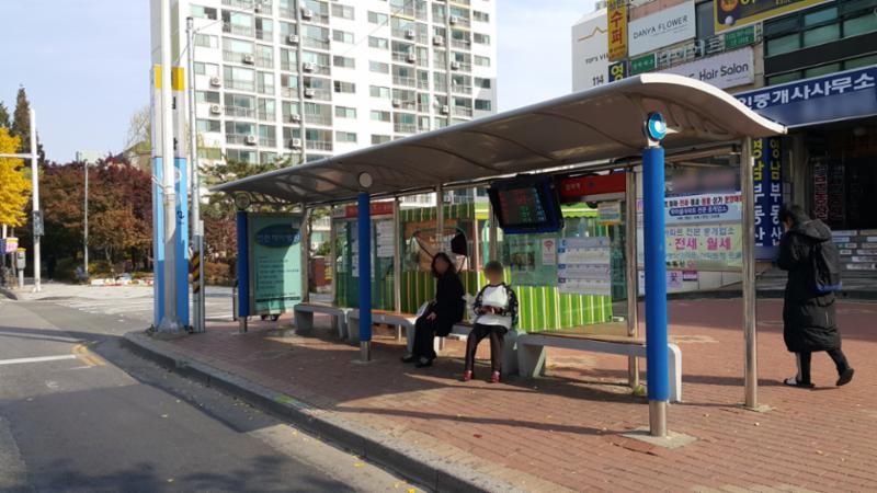단지 바로 앞에 있는 버스정류장입니다