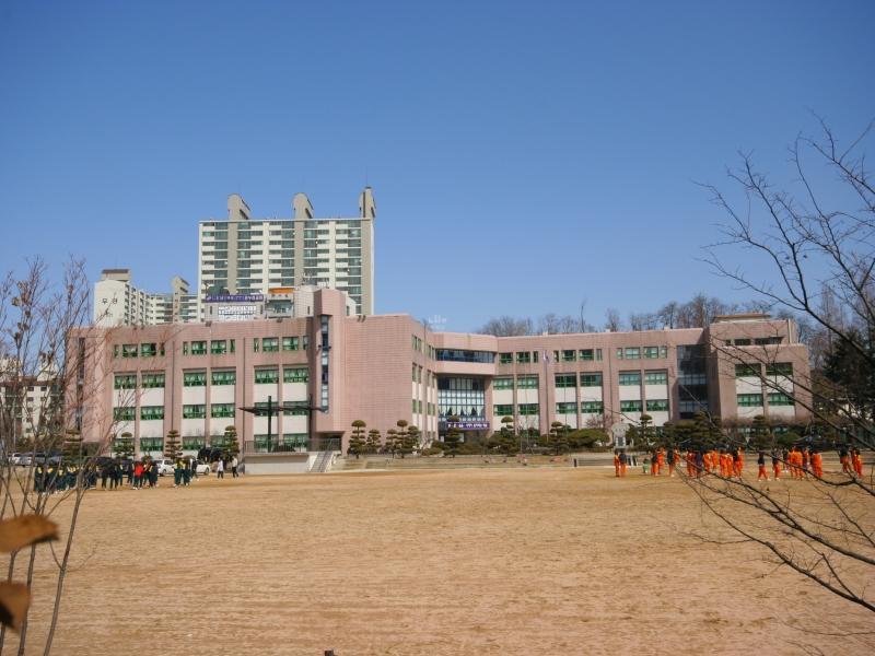 용현여중교