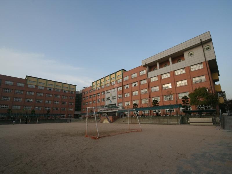 새말초교