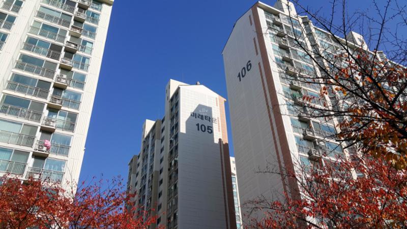 파란 하늘과 단지조경이 어울리는 전경입니다