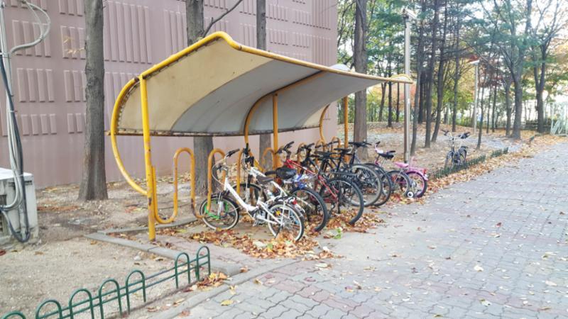 눈이나 비를 맞지 않도록 보관할 수 있는 자전거보관소가 마련되어 있어 자전거를 질서있게 보관할 수 있어요